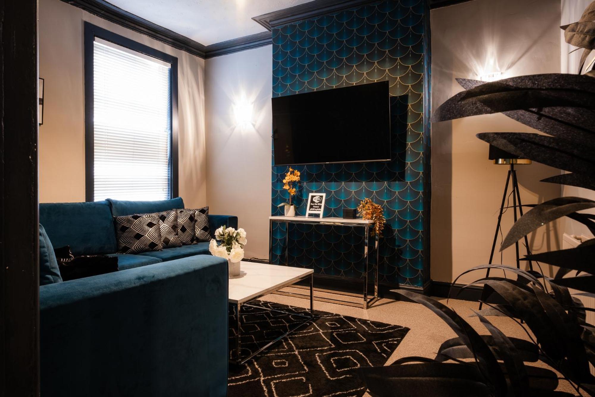 Entire Modern House Liverpool, 6 Bedrooms Holiday home