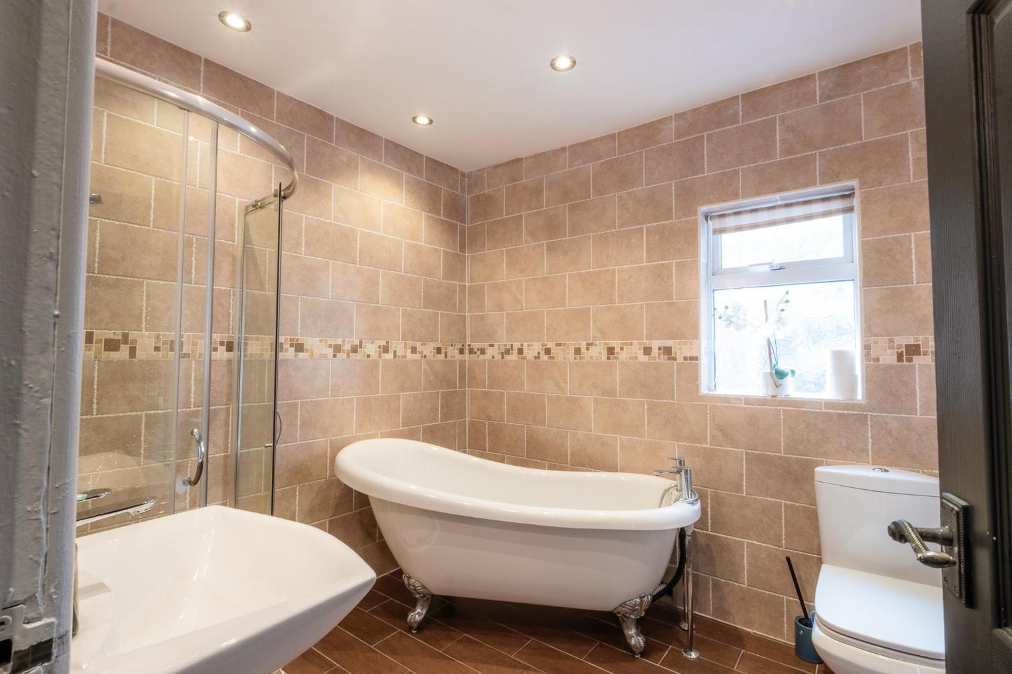 Entire Modern House Liverpool, 6 Bedrooms Holiday home Liverpool