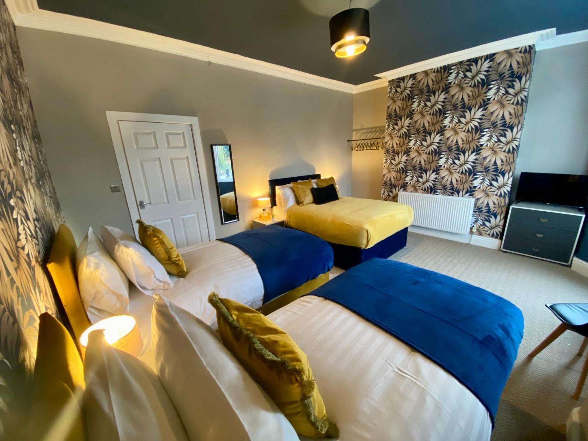 Entire Modern House Liverpool, 6 Bedrooms Holiday home *