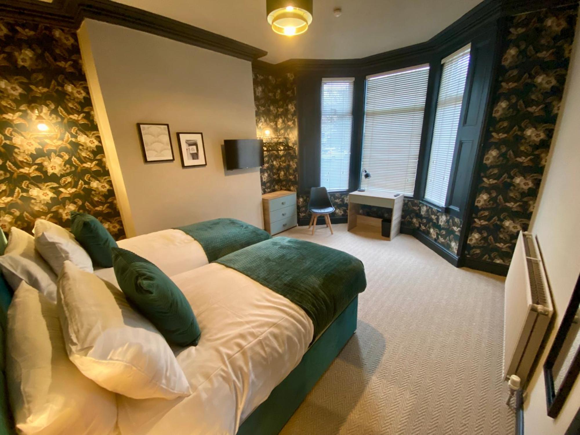 Entire Modern House Liverpool, 6 Bedrooms Holiday home Liverpool