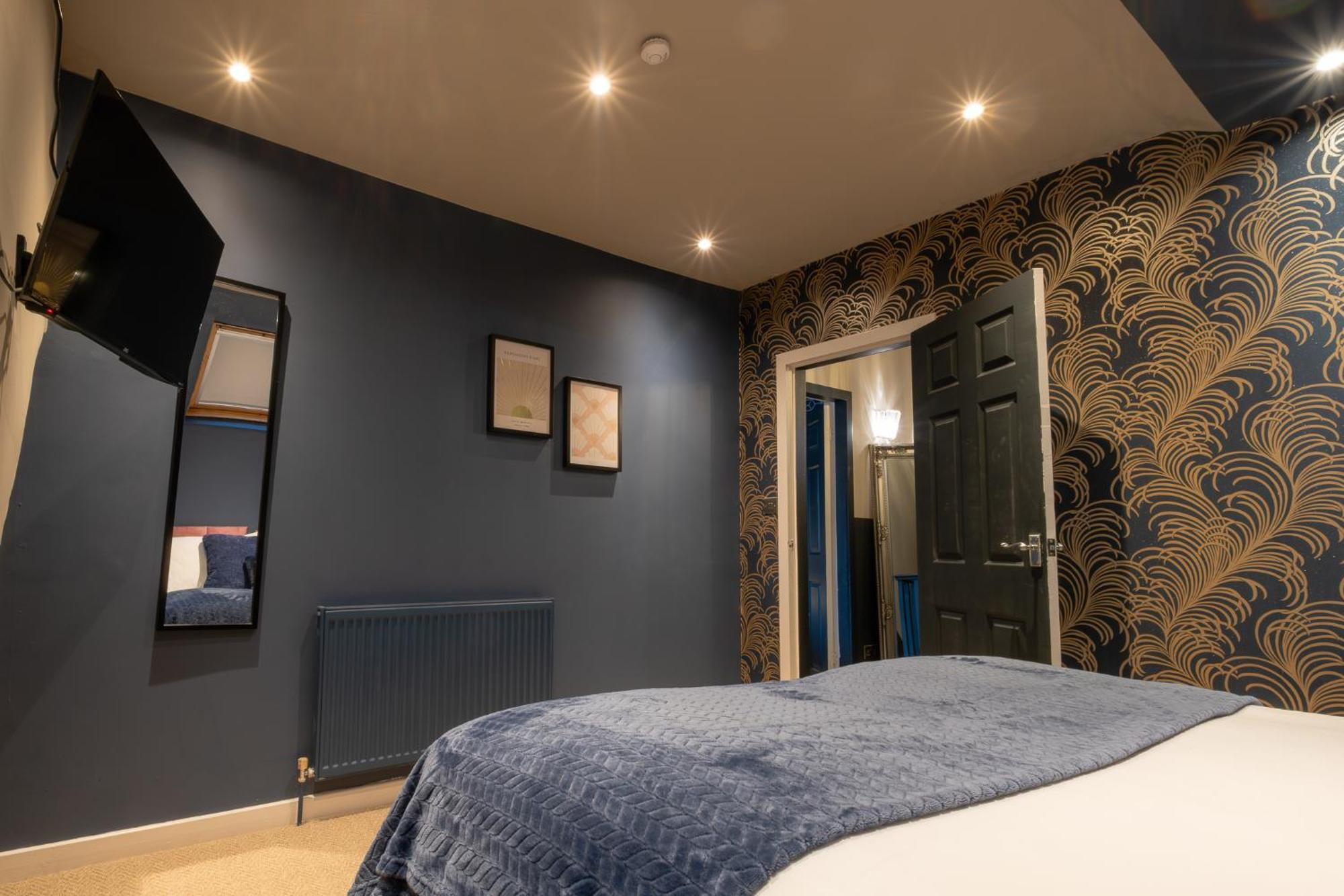 Entire Modern House Liverpool, 6 Bedrooms Holiday home